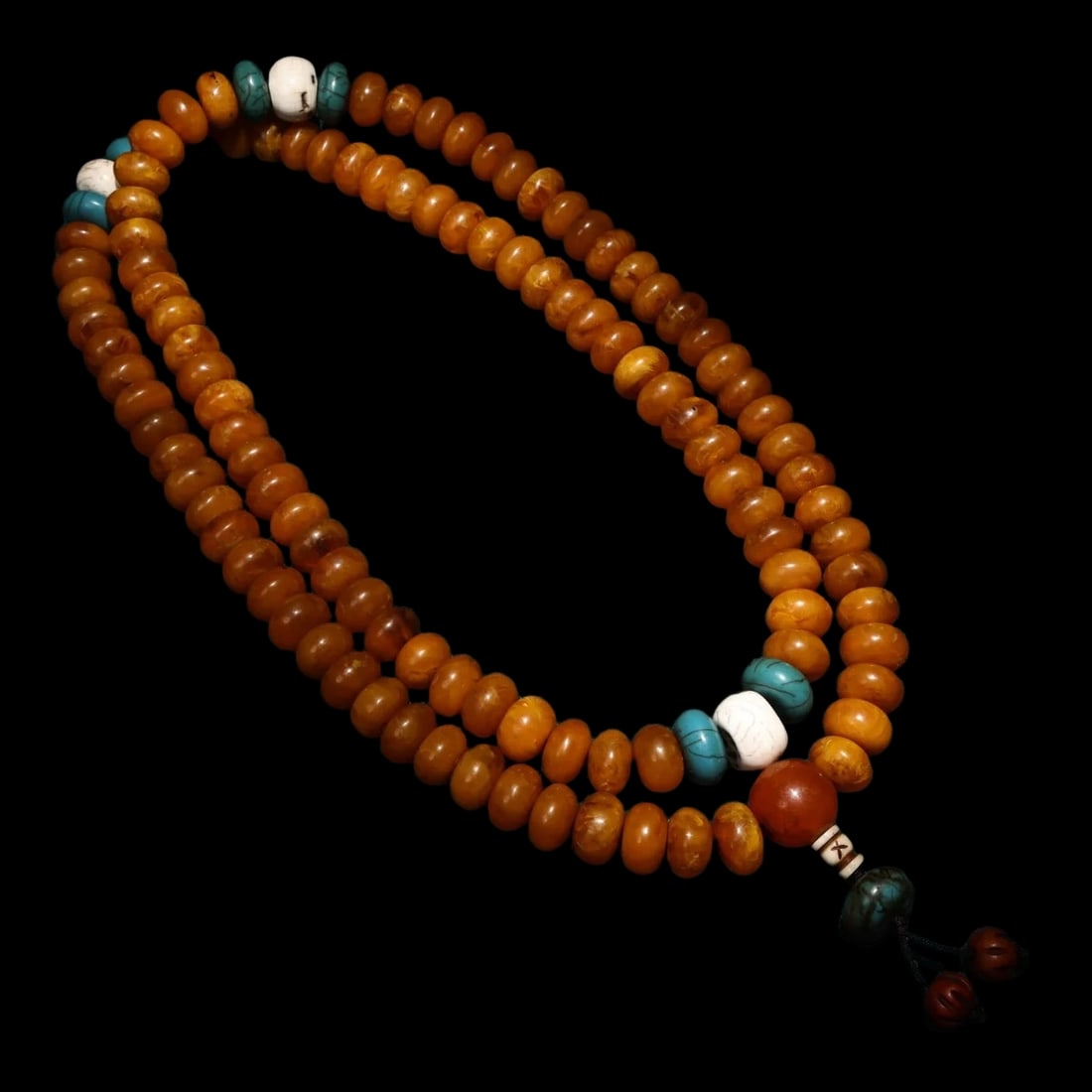 Retro Beeswax Honey Tone 108 Dharma Bead Necklace: Size: Length 50 cm - Width 2 cm. Weight 0.7 kg. Materials: Beeswax, shell, mosaic gem. Condition: Looks like vintage. This retro-style necklace, fashioned in the manner of Himalayan meditation strands