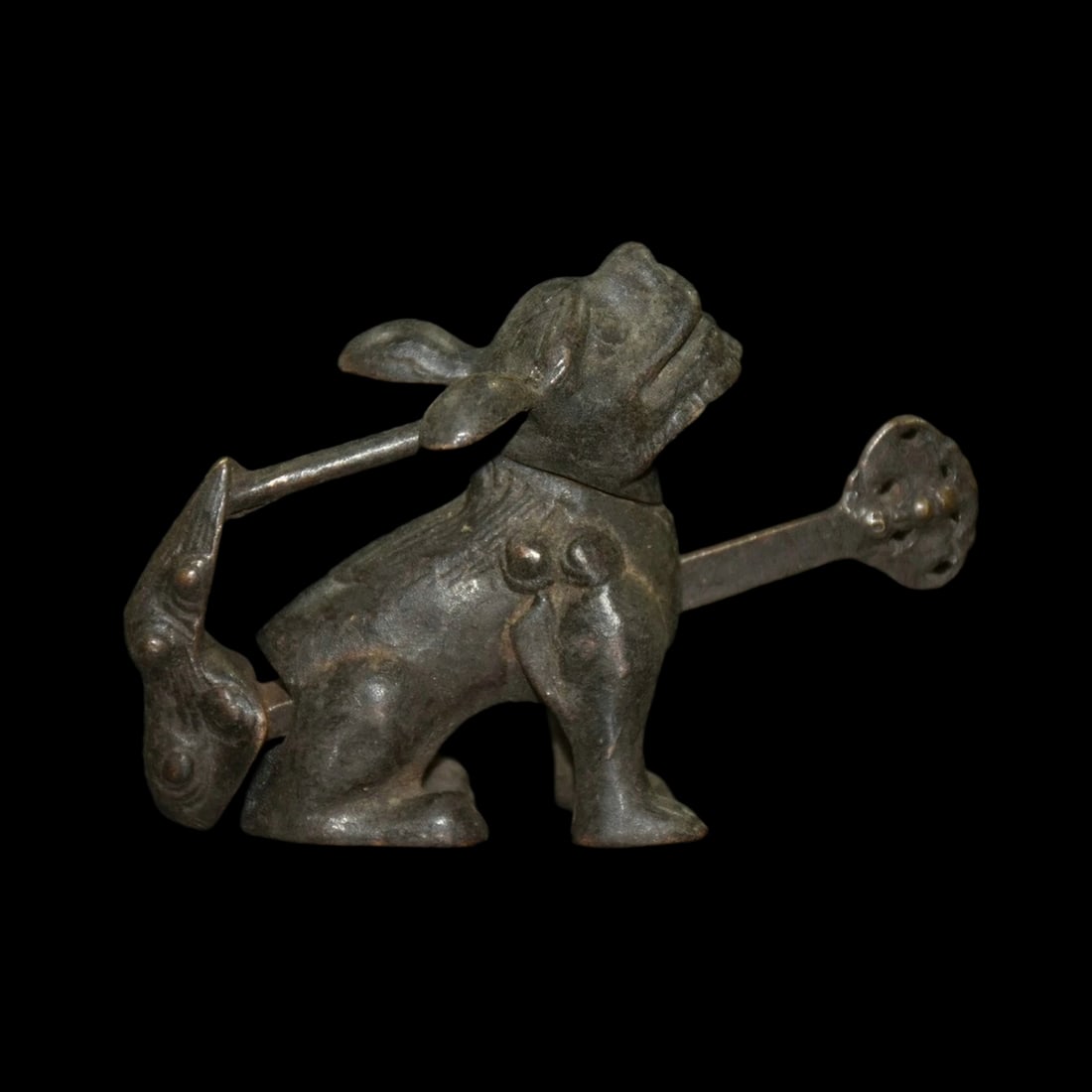 Asian Antique Style Bronze Dog Wealth Key Lock: Size: Height 5.8 cm - Length 4.8 cm - Width 3 cm. Weight 0.8 kg. Materials: Bronze. Condition: Appears to have a classic aesthetic. This massive, antique-style bronze lock is cast in the shape of a