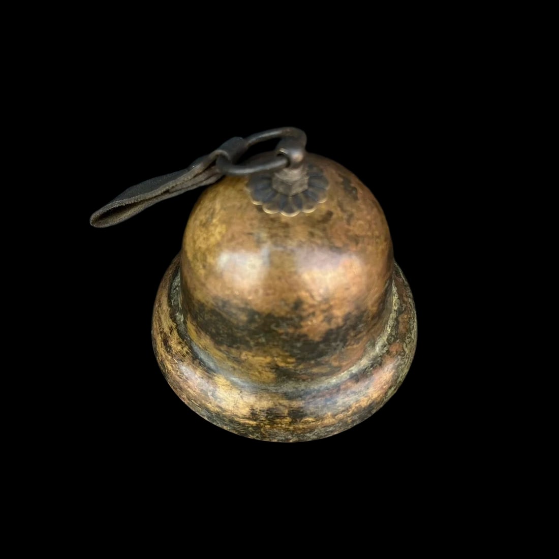 Oriental Antique Style Brass Handbell Pendant: Size: Height 10 cm - Length 9 cm. Materials: Brass. Condition: Resembles a retro aesthetic. This captivating and sophisticated piece is crafted in the style of a traditional temple guard, expertly