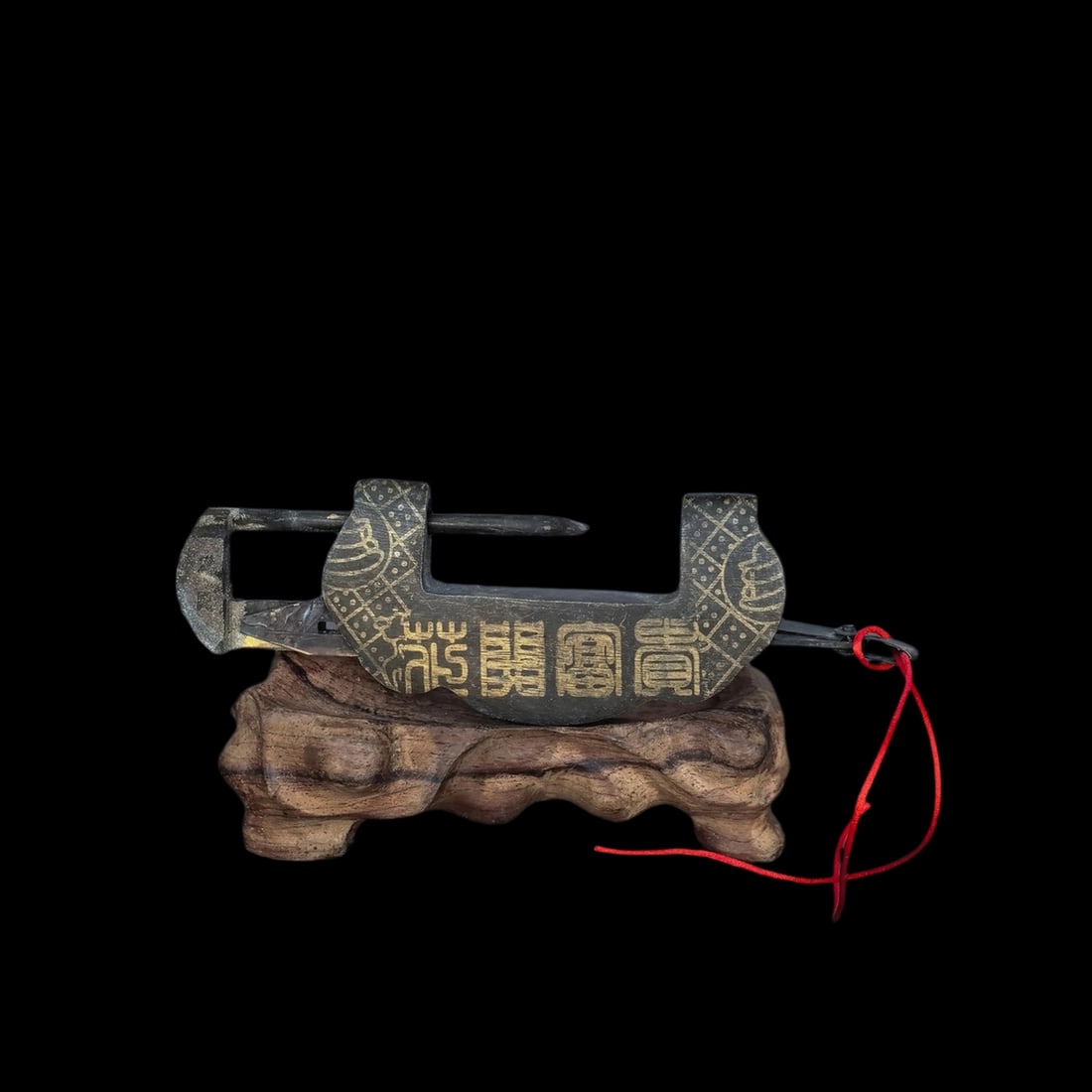 Chinese Vintage Style Copper Padlock Boat Shape: Size: Height 5 cm - Length 9.5 cm - Width 1.5 cm. Weight 155 g. Materials: Copper. Condition: Appears to have a classic aesthetic. This is a traditional Chinese horizontal padlock, crafted from solid