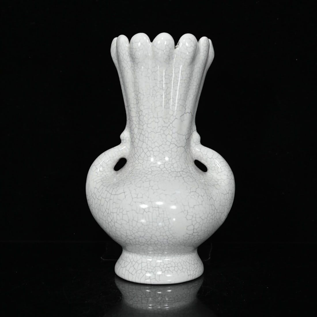 Chinese Retro Style Craquelure Ru Kiln Ware Vase: Size: Height 18.5 cm - Diameter 11.5 cm. Materials: Porcelain. Condition: Resembles a retro aesthetic. This exquisite peacock vase with a retro aesthetic is crafted in the iconic Ru kiln style,
