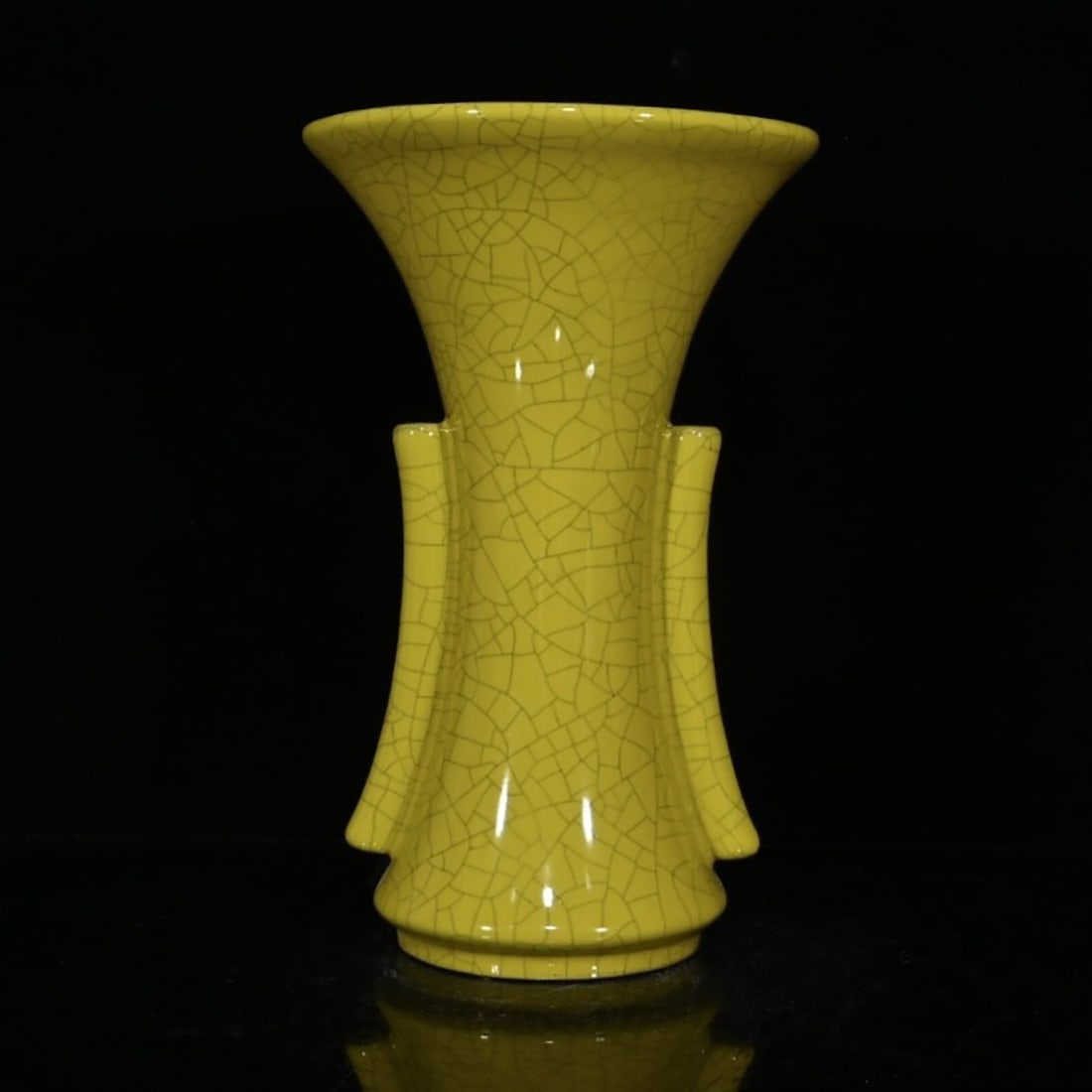 Chinese Song Dynasty Guan Kiln Craquelure Vase: Size: Height 21.8 cm - Diameter 13.6 cm. Materials: Porcelain. Condition: Resembles a retro aesthetic. This retro-style flower vase is a masterpiece in the tradition of Guan kiln, one of the Five