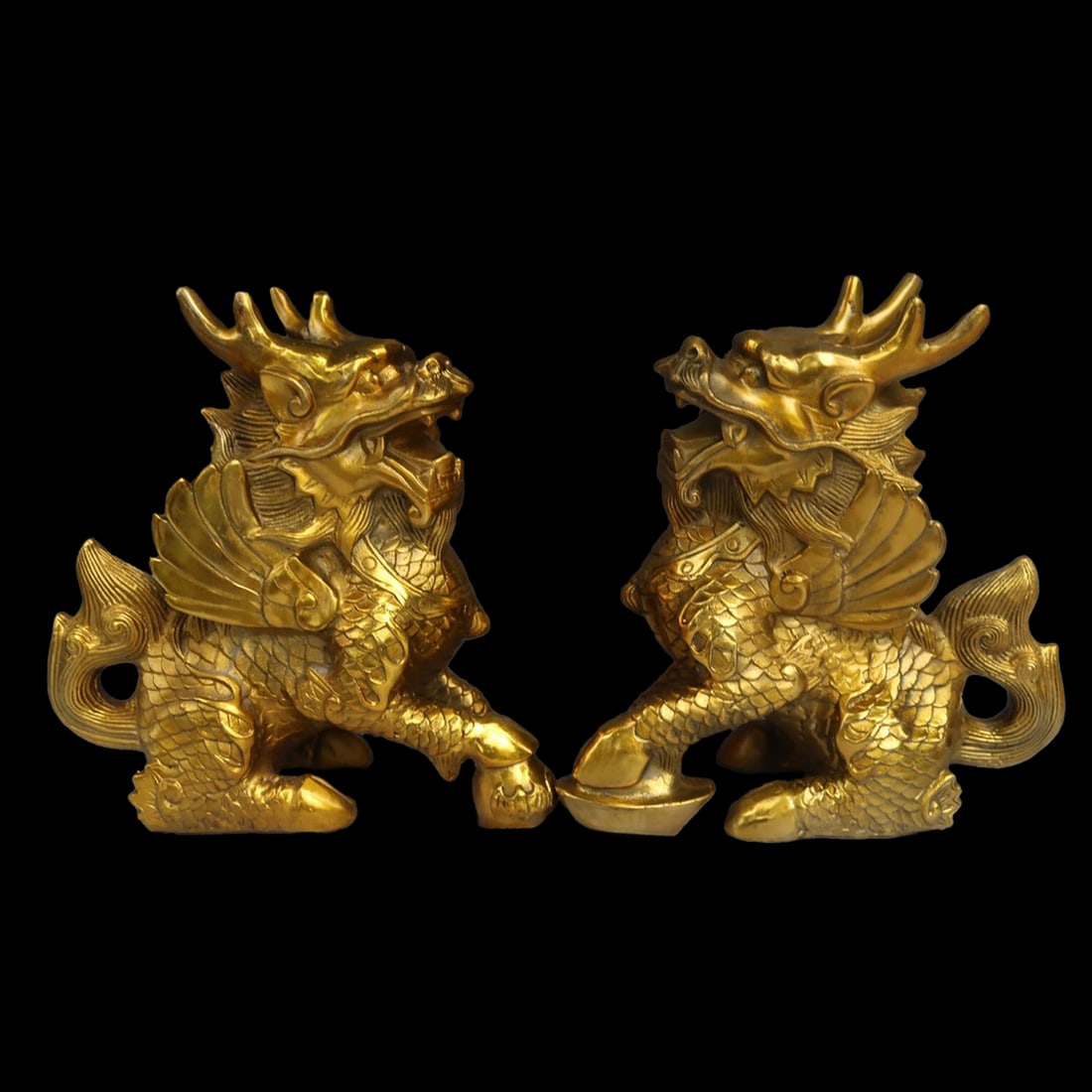 Asian Bronze Dragon Qilin Yuanbao Statue Pair: Size: Height 19.8 cm - Length 18.8 cm - Width 8.9 cm. Weight 3.2 kg. Materials: Bronze. Condition: Excellent. This majestic pair of Qilin (Qilin) ??statues are expertly cast from solid bronze, combini