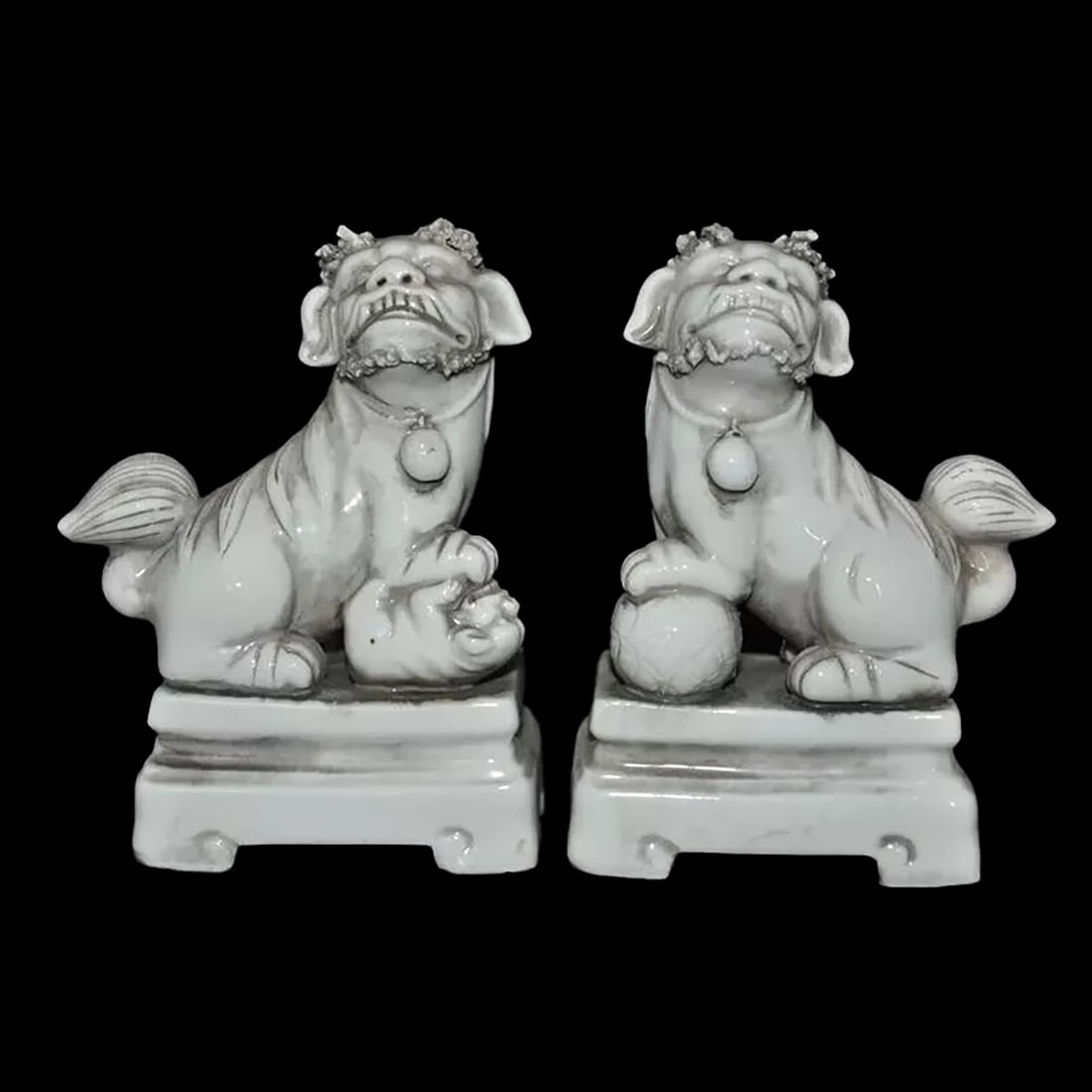 Asian Old Style Feng Shui Foo Dog Statue Pair: Size: Height 12.5 cm - Length 8 cm - Width 5.5 cm. Weight 0.9 kg. Materials: Porcelain. Condition: Appears to have a classic aesthetic. This exquisite pair of guardian lions is crafted in a classic we