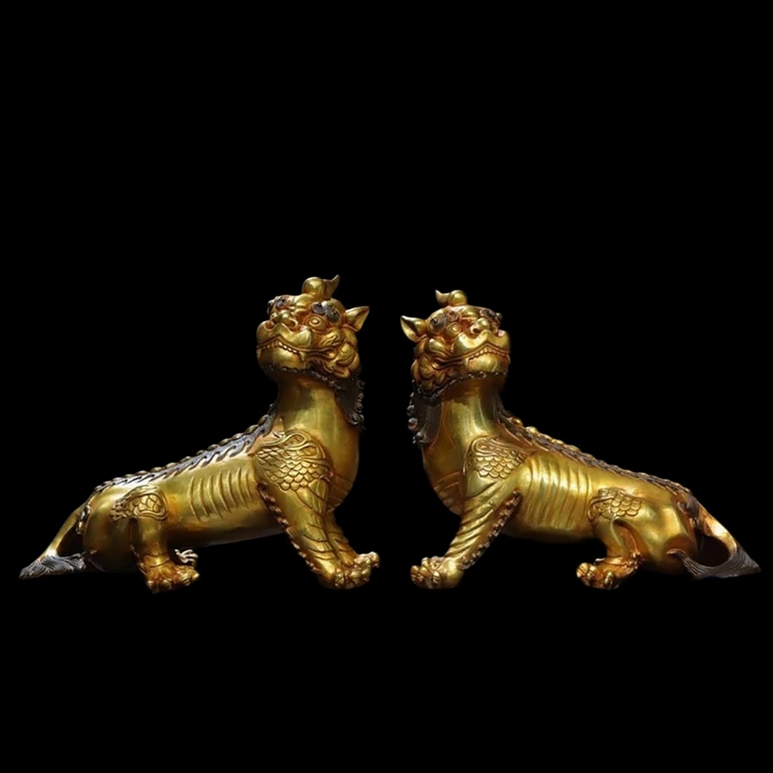 Asian Old Style Bronze Pixiu Beast Statue Pair: Size: Height 20 cm - Length 23 cm - Width 11 cm. Weight 5.6 kg. Materials: Bronze. Condition: Looks like vintage. This magnificent pair of Pixiu (Brave Troops) statues are expertly cast from solid bro