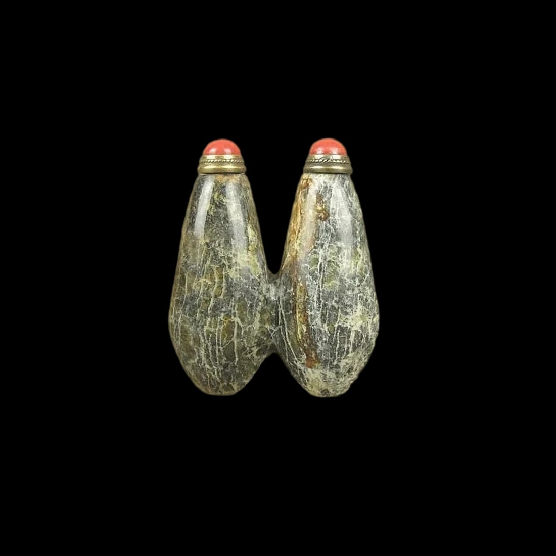 Oriental Vintage Style Double Shaped Snuff Bottle: Size: Height 6 cm - Width 4.8 cm - Thickness 2.2 cm. Materials: Jade, coral. Condition: Excellent. This vintage "Twin" snuff bottle is expertly carved from a single block of beautiful striped jade, fe