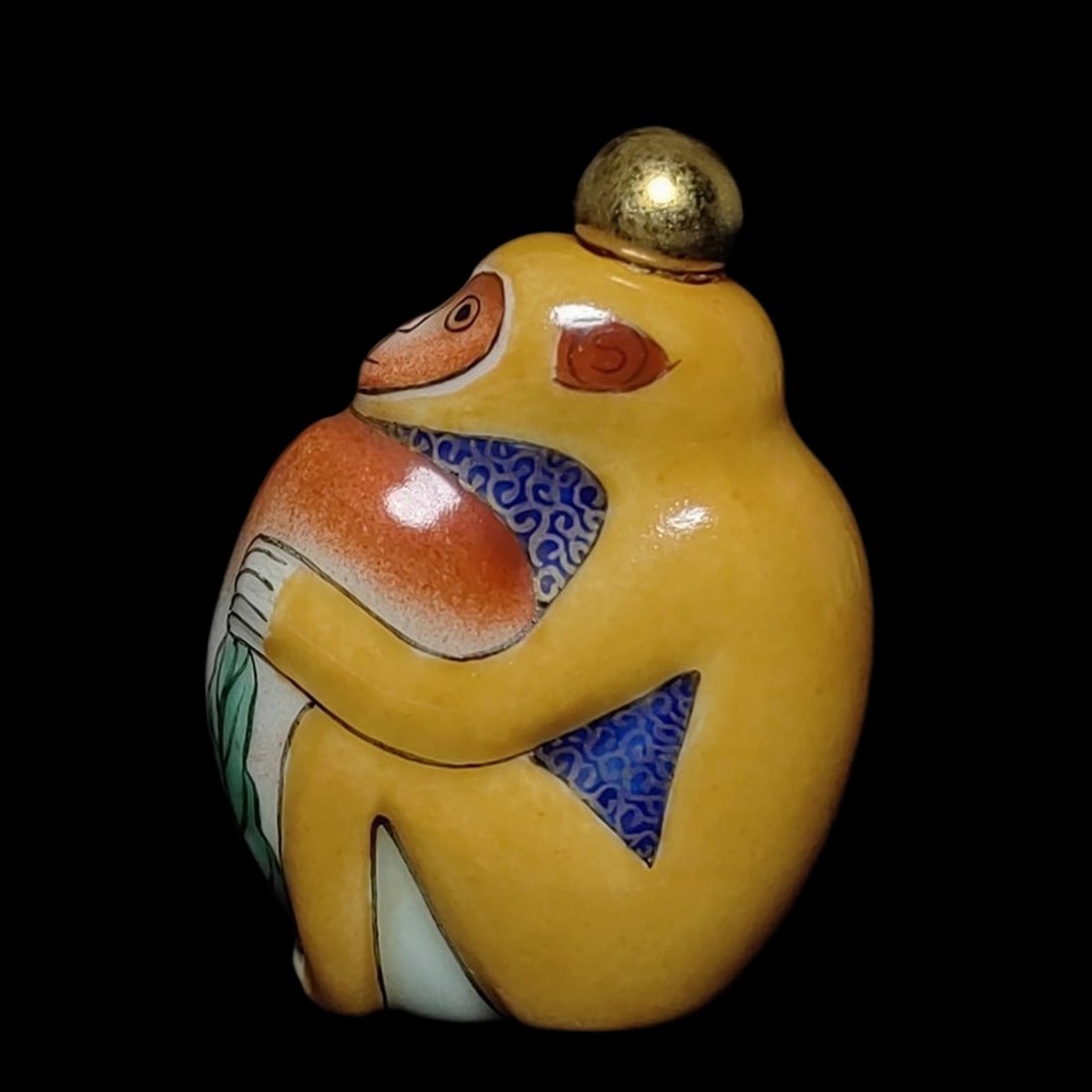 Qing Dynasty Porcelain Painting Monkey Statue Snuff Bottle: Size: Height 5.6 cm - Length 4.1 cm - Width 2.3 cm. Weight 40 g. Materials: Bronze Condition: Excellent This decorative piece features intricate cast details and a polished surface finish. The structu