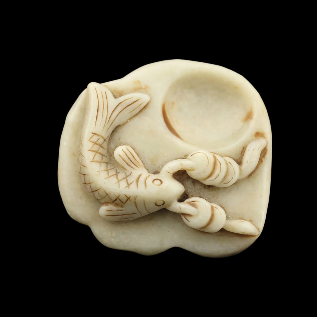 Fish Figure Pattern Oriental Vintage Style Jade: Size: Height 6.8 cm - Length 6.1 cm - Width 2.1 cm. Materials: Jade. Condition: Appears to have a classic aesthetic. This figurine is crafted with a classical aesthetic and carved from Hittite jade