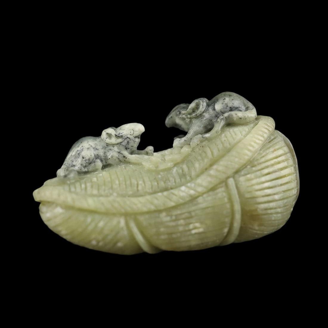 Asian Old Style Hetian Jade Mouse Pattern Figure: Size: Height 2.9 cm - Length 8.3 cm - Width 4.9 cm. Materials: Hetian jade. Condition: Excellent. This Chinese jade figurine is carved from a single block of Hittite jade, displaying a pale celadon-co
