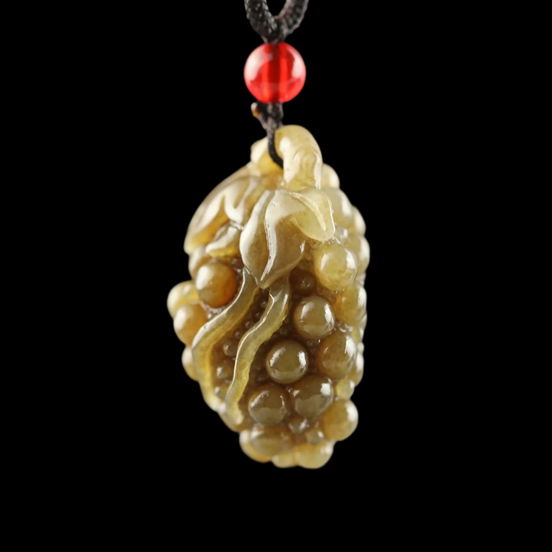 Oriental Old Style Hetian Jade Grape Shape Pendant: Size: Height 3.2 cm - Width 2.1 cm. Weight 31 g. Materials: Jade. Condition: Appears to have a classic aesthetic. This enchanting pendant is expertly hand-carved from Hittite jade, depicting a bunch o