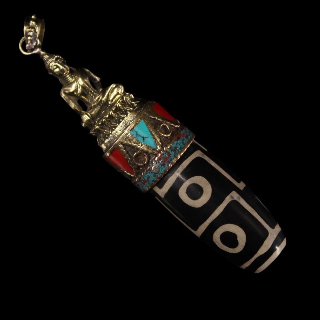 Asian Old Gzi Beads Mosaic Turquoise Buddha Shakyamuni Amulet: Size: Height 10 cm - Length 2 cm - Width 1 cm. Weight 0.52 kg. Materials: Dzi beads, turquoise Condition: Appears to have a classic aesthetic This item features intricate mosaic detailing composed of 