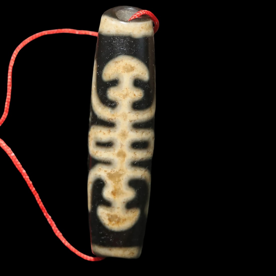 Tibet Agate Dzi Bead Amulet Pendant Bat Pattern: Size: Length 5.2 cm - Diameter 1.35 cm. Materials: Agate. Condition: Resembles a retro aesthetic. This Tibetan ji bead is an elongated cylindrical amulet made of agate with a wide central hole designe