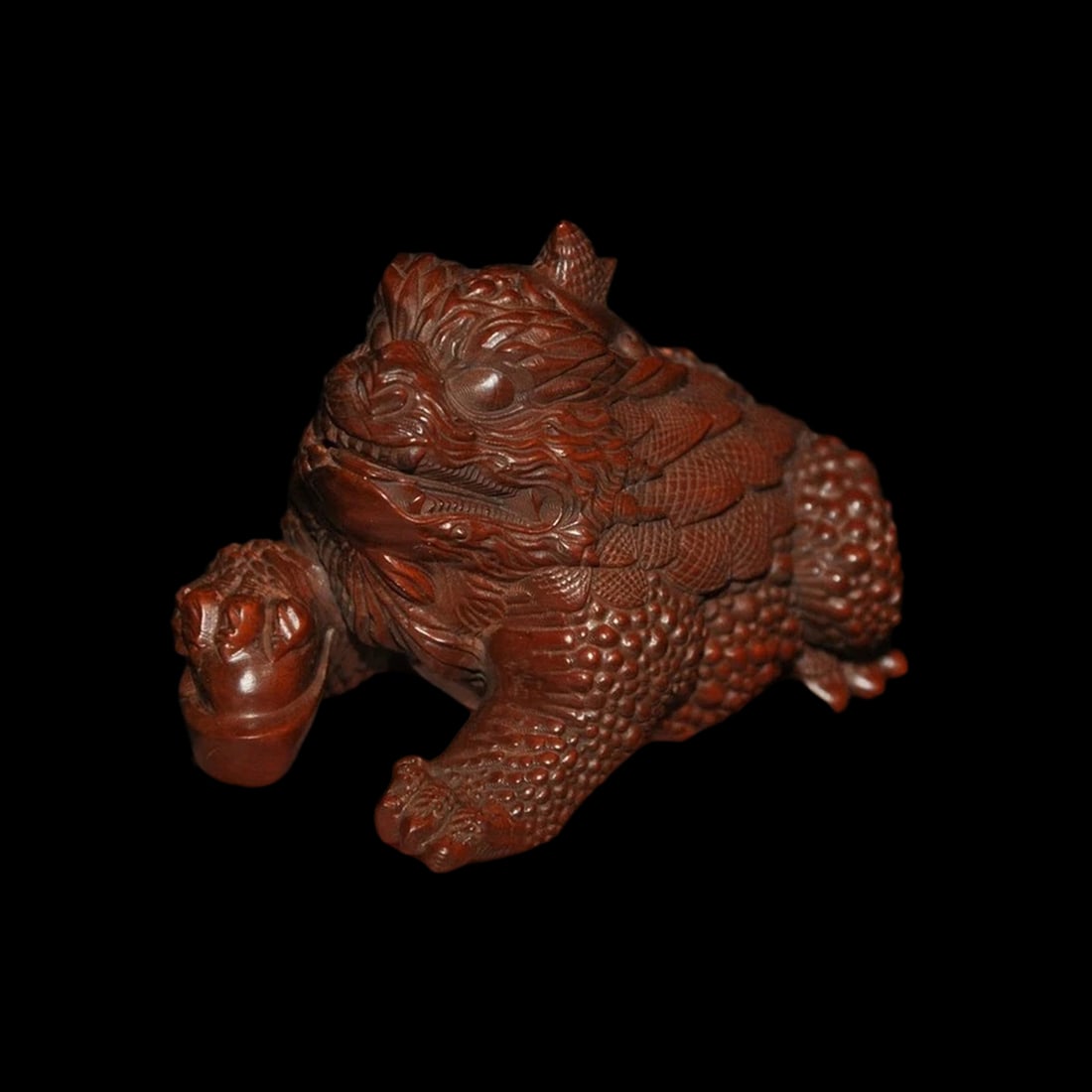 Artisan Boxwood Golden Toad Wealth Spirit Statue: Size: Height 7 cm - Length 10 cm - Width 5 cm. Weight 0.5 kg. Materials: Boxwood. Condition: Excellent. This piece, crafted in the style of a classic prosperity talisman, is hand-carved from dense, fi