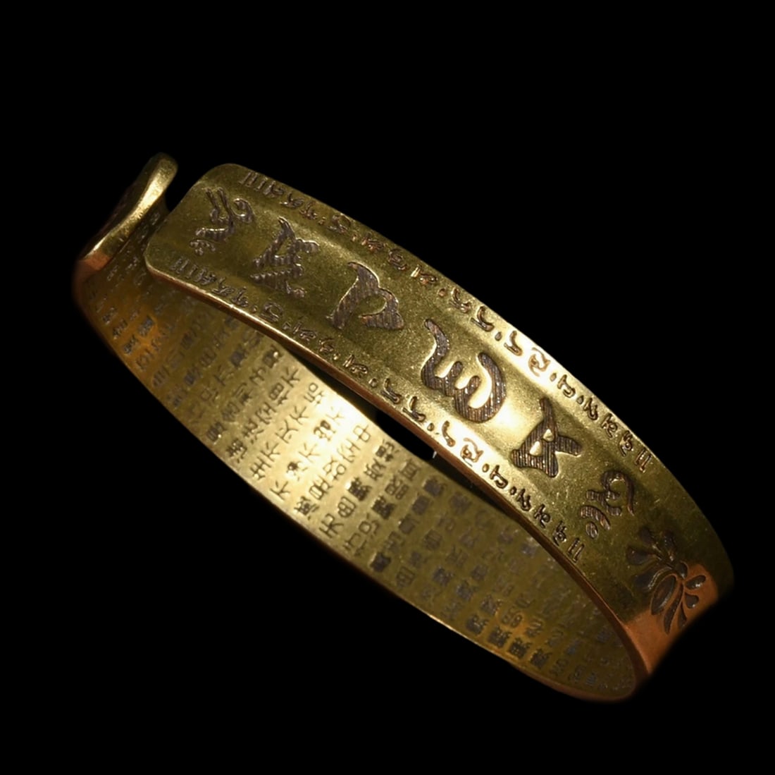 Oriental Old Style Tibet Mantra Pattern Bracelet: Size: Outer Diameter 6.5 cm - Inner Diameter 5.8 cm - Width 1.5 cm. Weight 0.4 kg. Materials: Bronze. Condition: Appears to have a classic aesthetic. This antique-style Tibetan bracelet is a