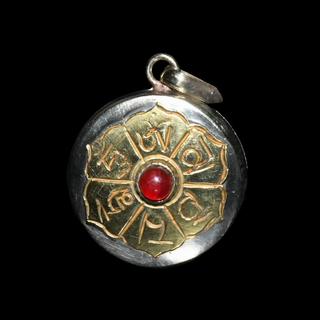 Asian Vintage Style Bronze Silver Mantra Amulet: Size: Height 3.6 cm - Length 3 cm - Width 1 cm. Weight 0.3 kg. Materials: Bronze, silver. Condition: Excellent. This captivating mantra amulet is crafted in the style of a traditional sacred talisman,