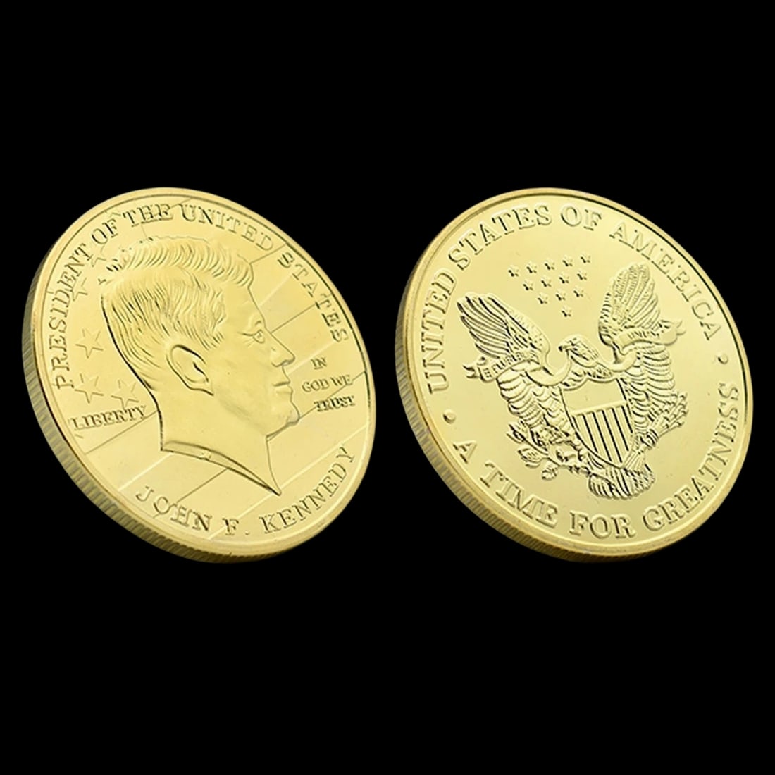 Vintage Gold Plated United States Kennedy Commemorative Challenge Coin: Size: Diameter 4 cm - Thickness 3 mm. Weight 30 g. Materials: Gold plated metal Condition: New This commemorative coin features a detailed portrait of President John F. Kennedy on the obverse side.
