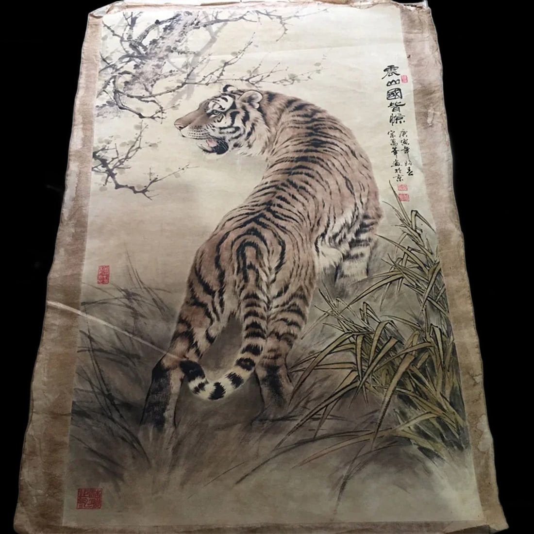 Asian Vintage Style Tiger Pattern Gobelin Scroll: Size: Height 90 cm - Length 50 cm. Weight 180 g. Materials: Rice paper. Condition: Excellent. This magnificent ritual scroll is a masterfully crafted reproduction, a rice paper wall hanging, of a