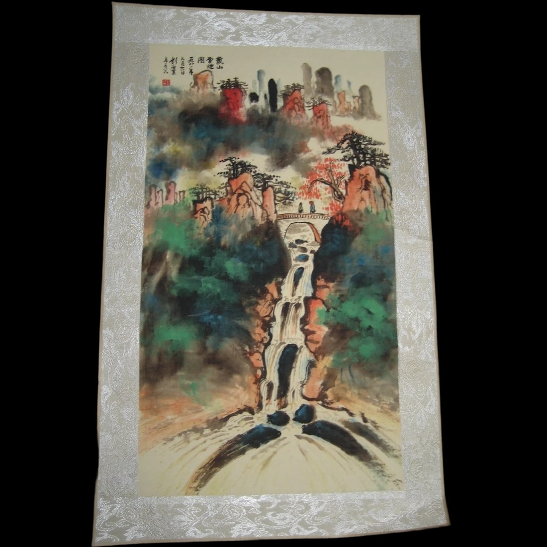 Chinese Waterfall Pattern Old Style Paper Scroll: Size: Height 53 cm - Length 32 cm. Materials: Rice paper. Condition: Looks like vintage. This captivating and intricate scroll reproduction is in the style of the renowned master Liu Haisu,