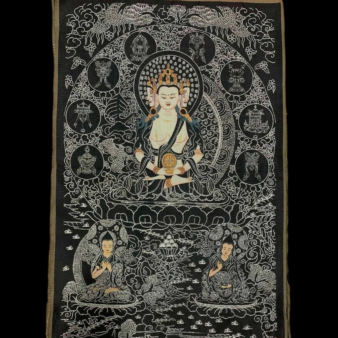 Chinese Old Style Thangka Avalokiteshvara Pattern: Size: Height 90 cm - Length 60 cm. Weight 0.6 kg. Materials: Silk. Condition: Appears to have a classic aesthetic. This ritual thangka is inspired by the Tibetan Buddhist tradition, depicting the