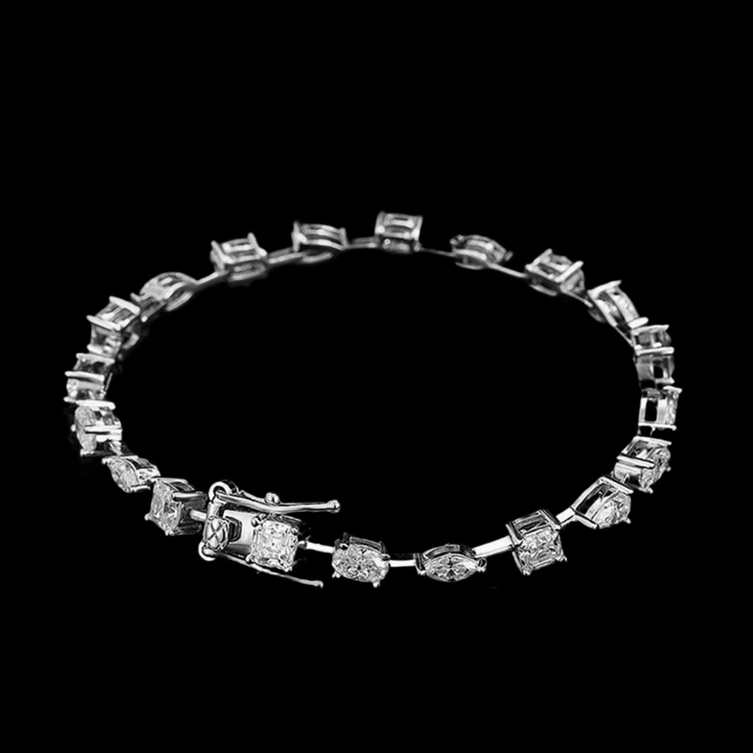 Geometry Shape Moissanite Bracelet 925 Silver: Size: Lenght 17 cm. Weight 6.8 g. Materials: S925 silver, moissanite. Condition: New. This faceted moissanite bracelet is a masterfully crafted piece that features a bold, structural profile that show