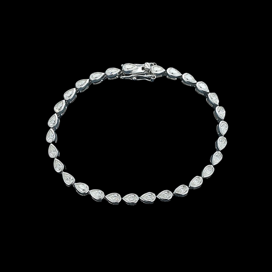 Bracelet Circle Shape Moissanite Stone 925 Silver: Size: Width 2 mm - Length 18 cm. Materials: S925 silver, moissanite. Condition: New. This moissanite bracelet is a masterfully crafted piece of jewelry with a bold structural profile that highlights t