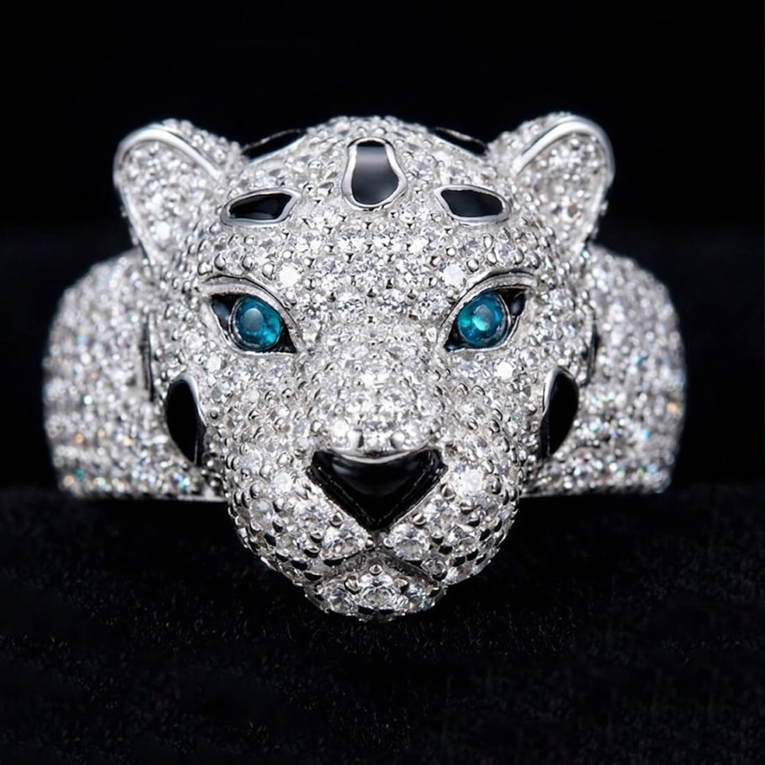 Rare Sterling Silver Moissanite Leopard Head Motif Icy Ring: Size: Diameter 19 mm - Width 26 mm. Weight 11.6 g. Materials: S925 silver, moissanite. Condition: New. This 925 sterling silver leopard ring is a masterfully crafted piece of jewelry with a bold, stru