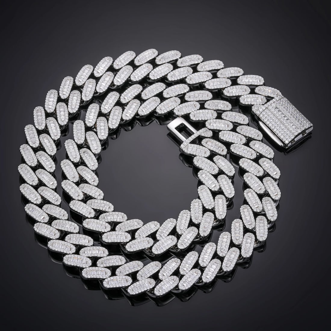Unique Sterling Silver Zircon Floral Cross Link Chain: Size: Length 50.8 cm - Width 1.2 cm. Weight 0.03737 kg. Materials: 925 sterling silver, zircon Condition: New This elaborate chain is characterized by a repetitive pattern of intricately sculpted flor