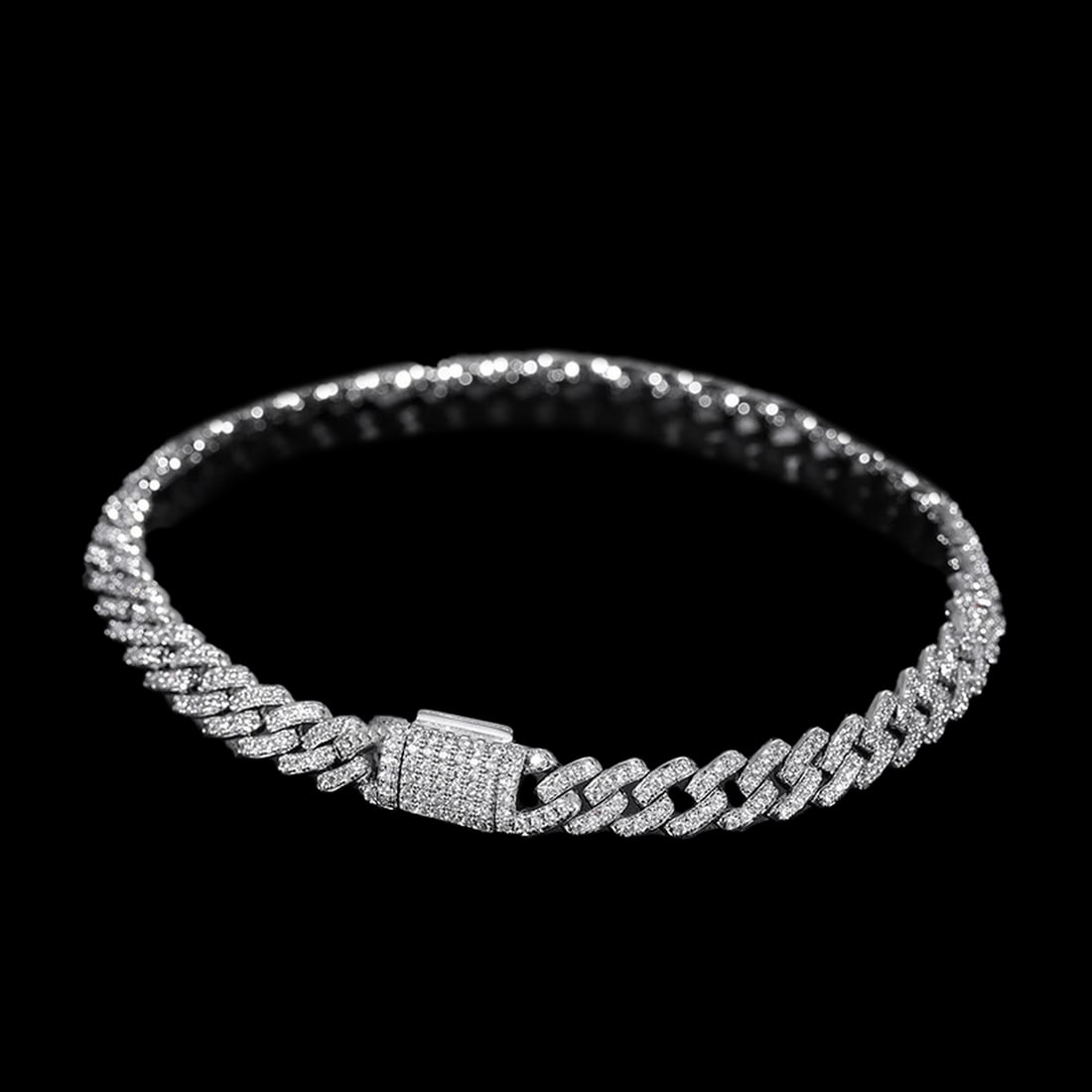Modern Sterling Silver Moissanite Pave Cuban Link Bracelet: Size: Length 20.3 cm - Width 0.6 cm. Materials: 925 sterling silver, moissanite Condition: New This bold Cuban link bracelet is defined by a heavy, interlocking series of thick, rounded links that