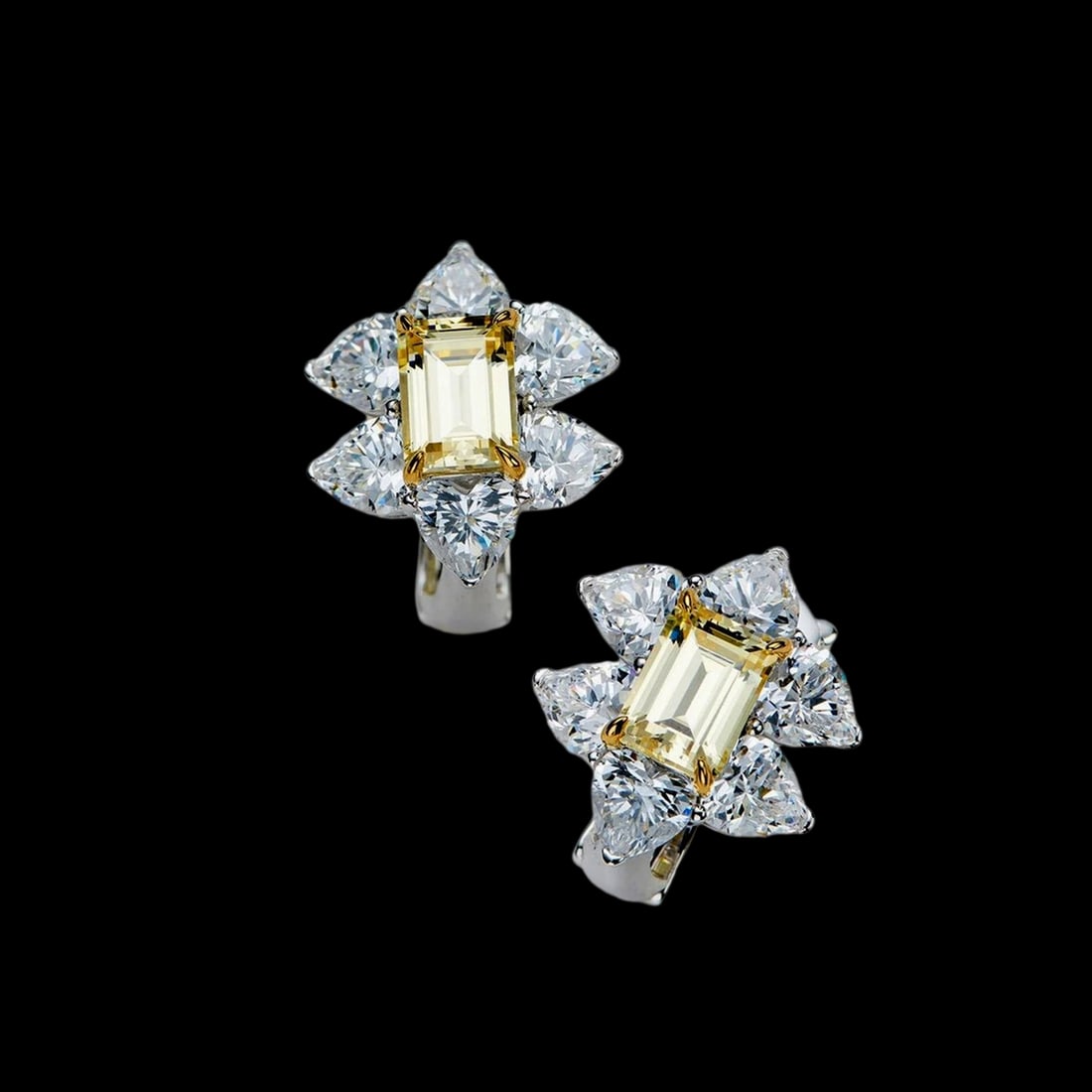 Earrings Silver 925 Zircon Floral Chamomile Shape: Size: Height 20 mm - Width 18 mm. Weight 4 g. Materials: S925 silver, zircon. Condition: New. Crafted from sterling silver, these stud earrings feature a bold, structural profile that blends
