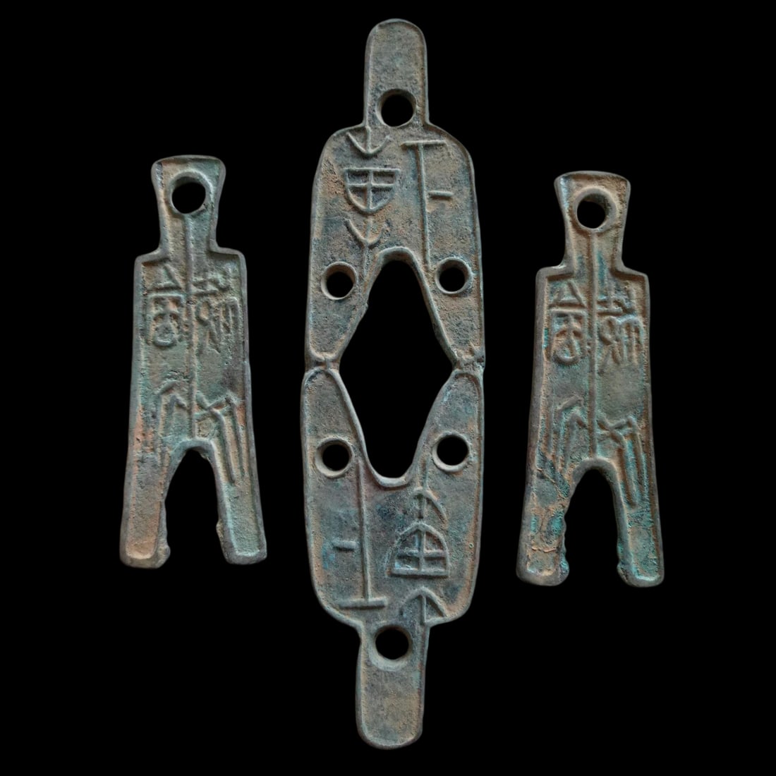 Vintage Bronze Multiple Categories Statue China Old Dynasty: Size: Length 7.9 cm - Width 2.8 cm - Height 3.5 cm. Weight 150 g Materials: Bronze Condition: Resembles a retro aesthetic This set of three pieces features distinct forms inspired by traditional Chine