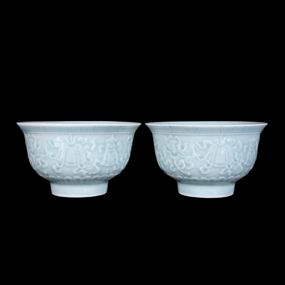 Chinese Vintage Style Pair Cup Floral Pattern: Size: Height 7 cm - Width 12.1 cm. Materials: Porcelain. Condition: Appears to have a classic aesthetic. This pair of cups is made of porcelain, covered with a classic "Sky Blue" (Tian Lan) glaze with