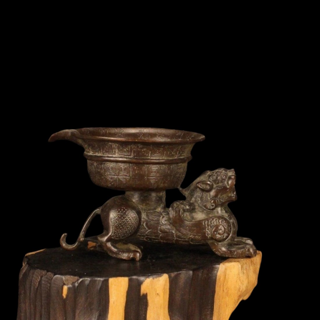 Chinese Vintage Style Cup Pot Tiger Back Pattern: Size: Height 11 cm - Length 4.8 cm - Width 7.0 cm. Weight 640 g. Materials: Copper. Condition: Looks like vintage. This cup is cast from heavy copper, with the silhouette of a Tiger Back (Hu) cup