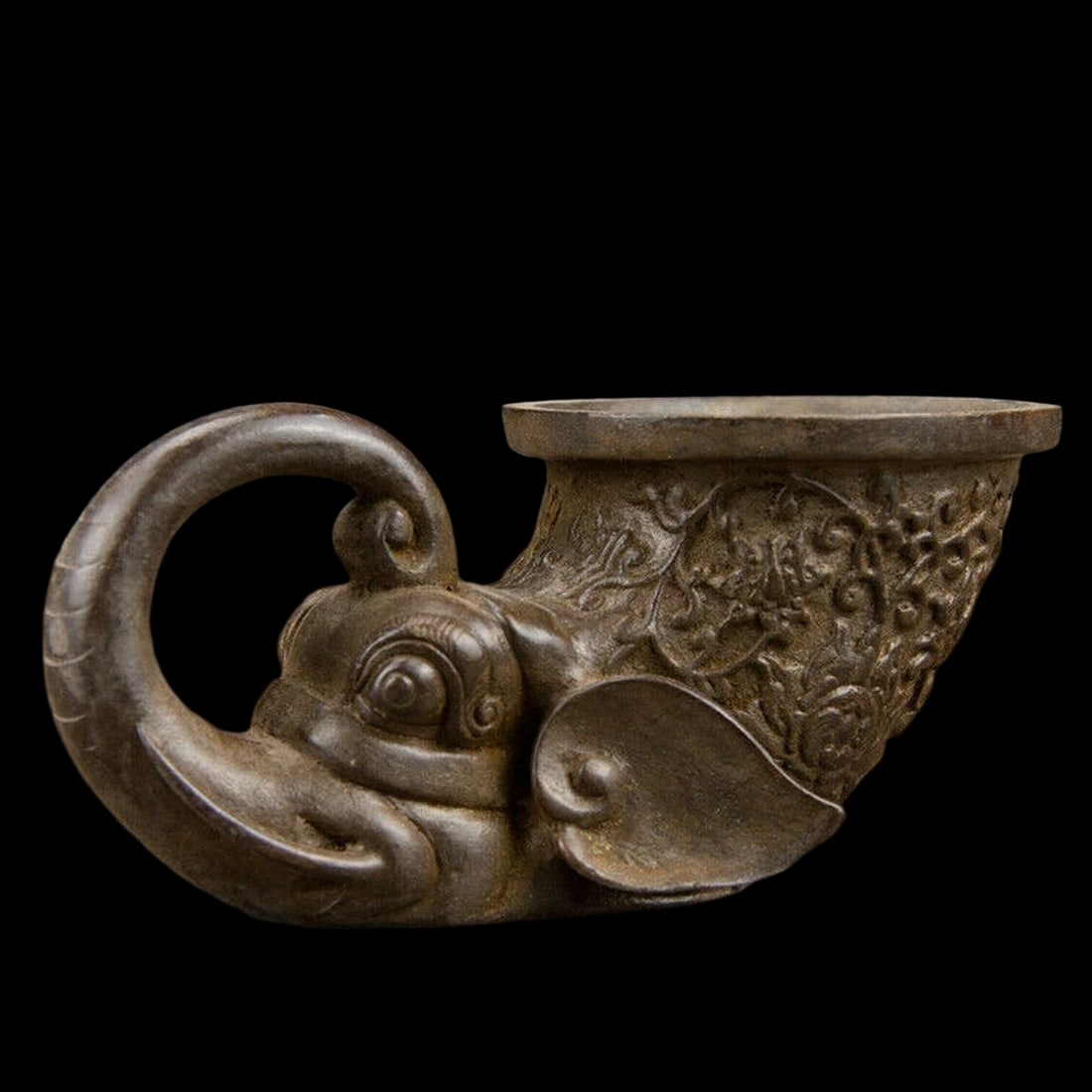 Asian Antique Style Cup Vessel Elephant Pattern: Size: Height 6 cm - Length 13 cm - Width 8.5 cm. Materials: Bronze. Condition: Resembles a retro aesthetic. This vessel is cast in bronze, featuring a classic zoomorphic elephant silhouette, with the 