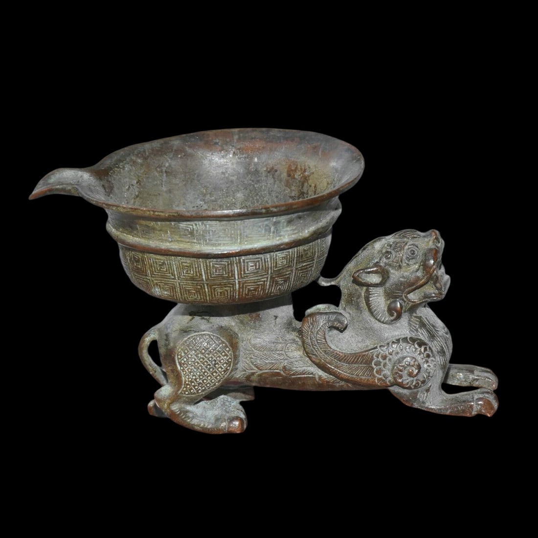 Oriental Retro Style Cup Vessel Pi Xiu Pattern: Size: Height 6.9 cm - Length 13 cm - Width 6.9 cm. Weight 0.6 kg. Materials: Bronze. Condition: Appears to have a classic aesthetic. This cup is cast in bronze, featuring the classic zoomorphic