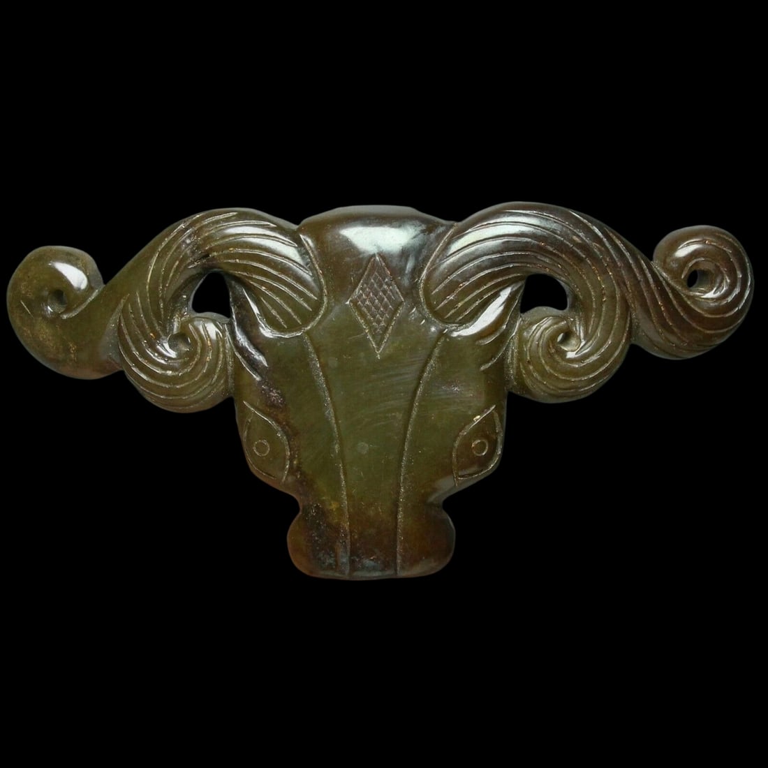 Oriental Retro Style Buckle Nyu Cow Head Pattern: Size: Height 6 cm - Length 11 cm - Width 2 cm. Weight 0.3 kg. Materials: Jade. Condition: Excellent. The jade product is carved in the classic silhouette of a belt buckle with a rhythmic, structured