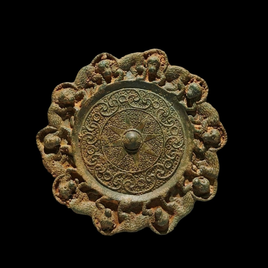 Asian Retro Style Monkeys Around Pattern Buckle: Size: Height 12.7 cm - Length 12.7 cm. Weight 1.5 kg. Materials: Copper. Condition: Resembles a retro aesthetic. This accessory is cast in bronze in the Shang Dynasty style, with the classic