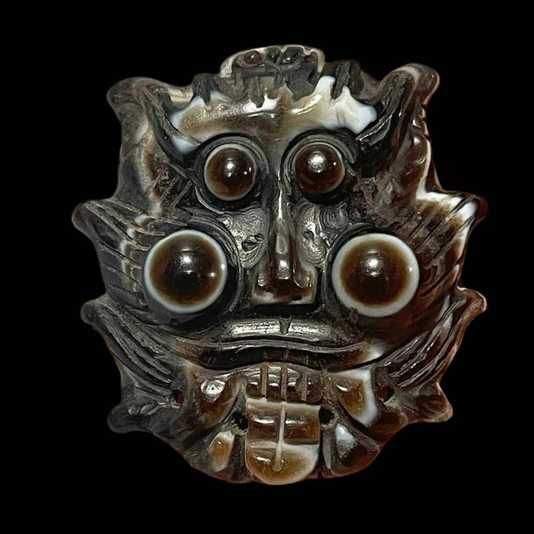 Chinese Vintage Style Dragon Head Pattern Buckle: Size: Height 5.1 cm - Length 5.1 cm. Weight 0.3 kg. Materials: Agate. Condition: Appears to have a classic aesthetic. This clothing accessory is carved from agate, featuring a classic Tianzhu buckle