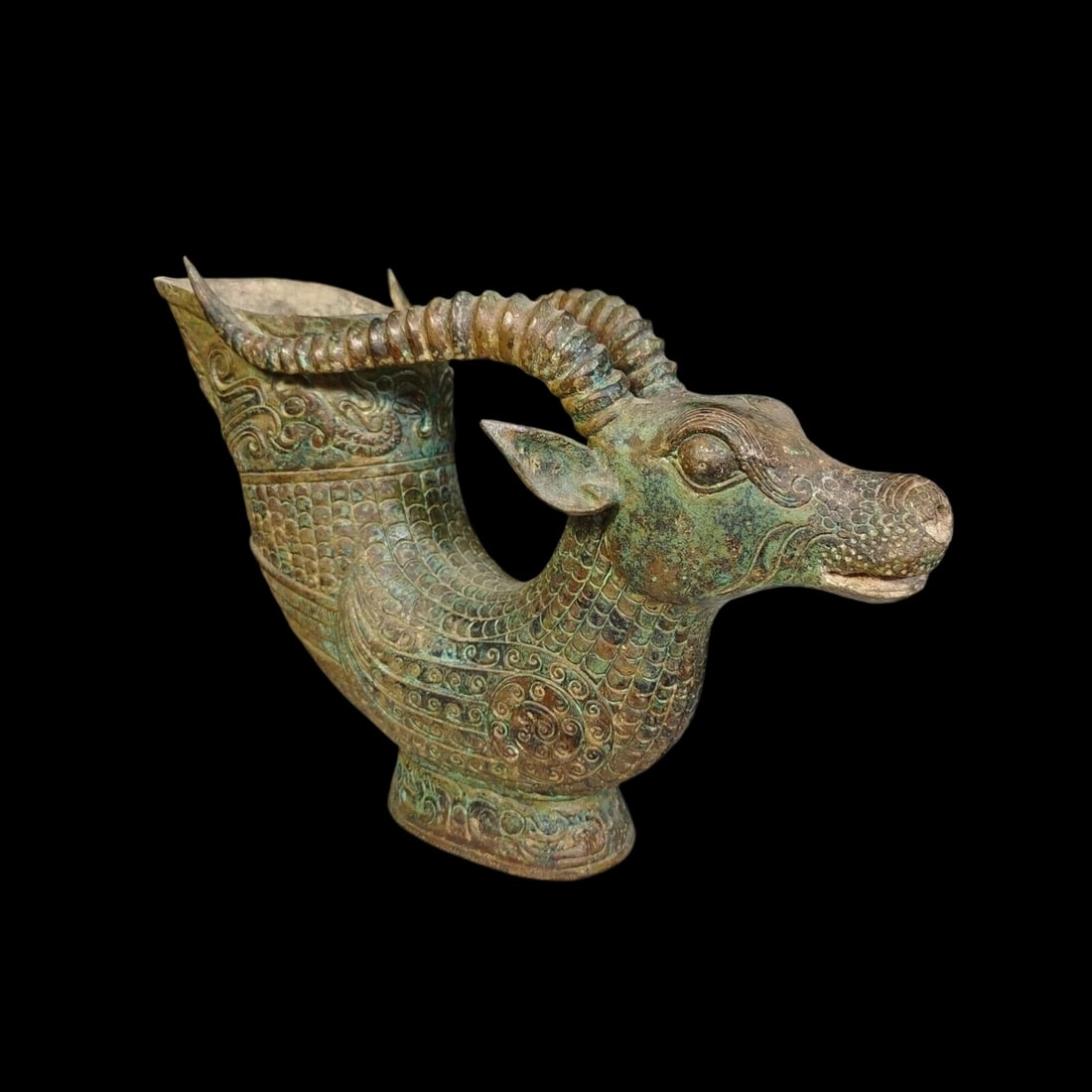Chinese Old Style Vessel Cup Sheep Yang Pattern: Size: Height 18 cm - Length 27 cm. Weight 1.75 kg. Materials: Copper. Condition: Resembles a retro aesthetic. This ritual vessel is cast from copper with a luxurious finish, featuring the classic