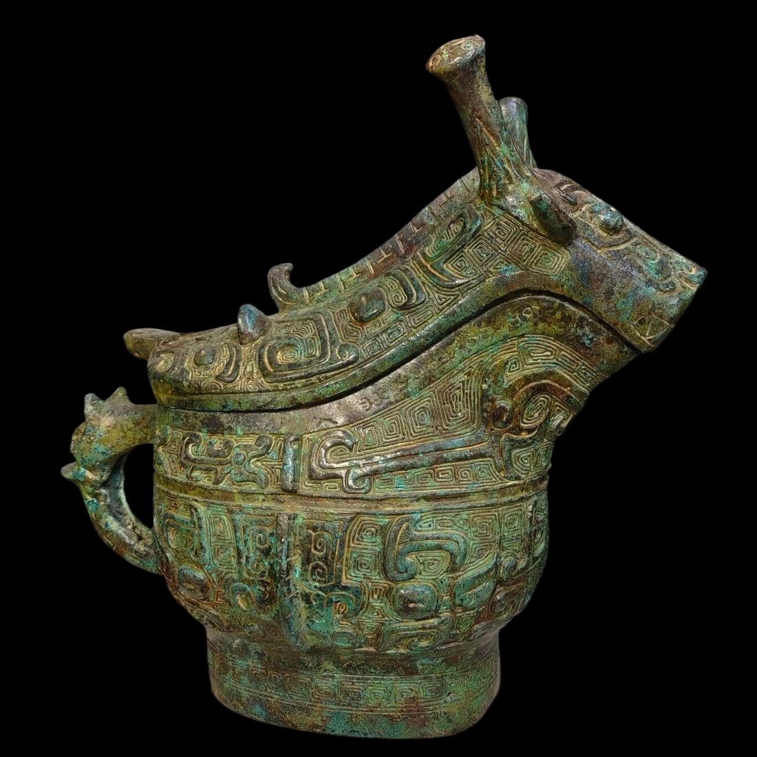 Chinese Retro Style Cup Wine Vessel Sheep Shape: Size: Height 23.9 cm - Width 28.5 cm. Weight 2.8 kg. Materials: Bronze. Condition: Looks like vintage. This vessel is cast in bronze, with a classic zoomorphic silhouette of the "Sheep" (Yan) with a r