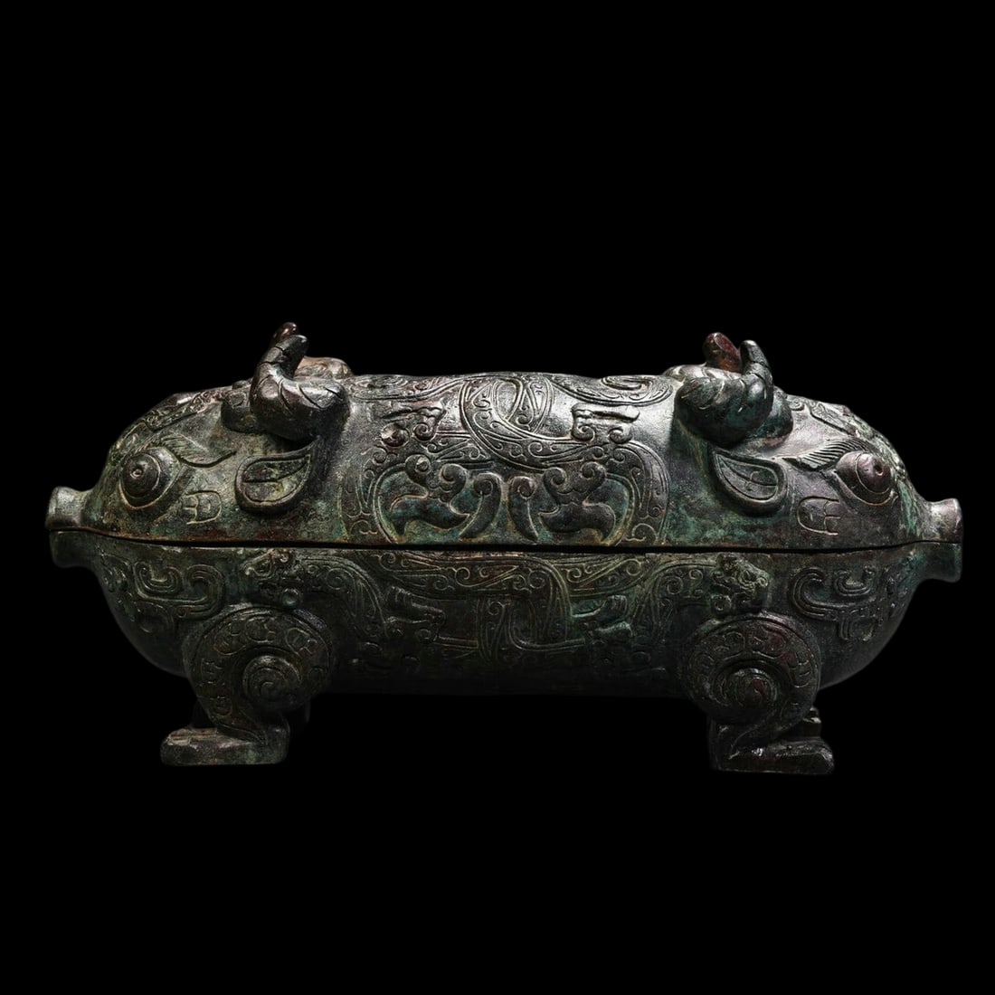 Asian Vintage Style Bronze Box Beasts Pattern: Size: Height 10.9 cm - Length 24.9 cm. Weight 2.9 kg. Materials: Bronze. Condition: Resembles a retro aesthetic. This bronze box is a masterfully crafted ceremonial piece, featuring a bold structural 