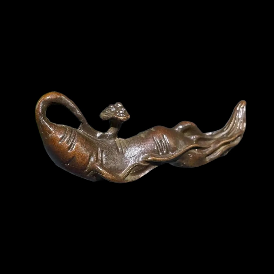 Archaic Style Brass Ginseng Ru Yi Scholar Scepter: Size: Height 2.5 cm - Length 10.5 cm - Width 3.5 cm. Materials: Brass. Condition: Excellent. This original tabletop decoration, cast from solid brass, uniquely combines the forms of a ginseng root