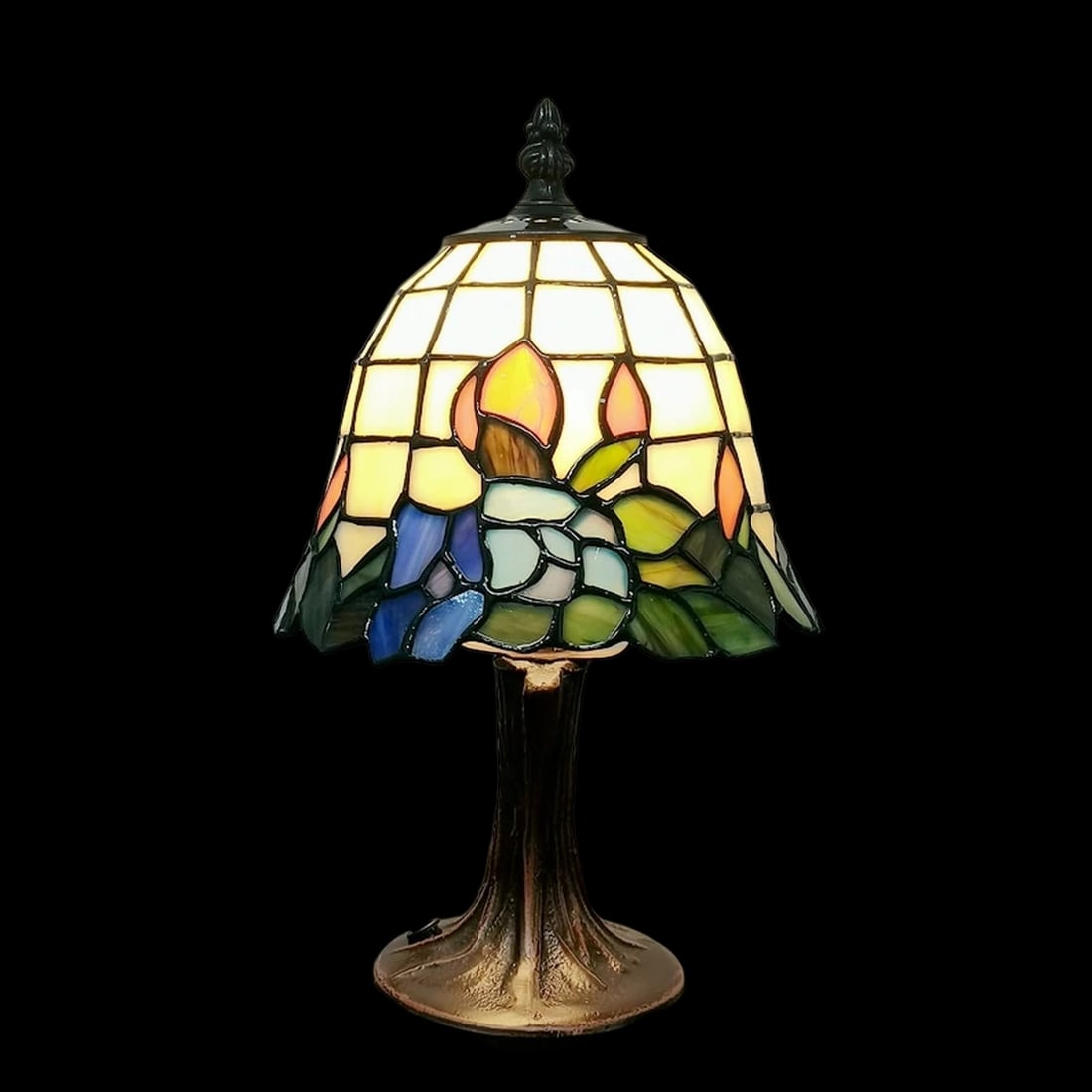 Tiffany Style Lamp Floral Pattern Stained Glass: Size: Height 31 cm - Width 15 cm. Weight 1.5 kg. Materials: Stained glass, metal. Condition: New. This Tiffany-style table lamp with a flower pattern is a masterfully crafted lighting piece with a bol