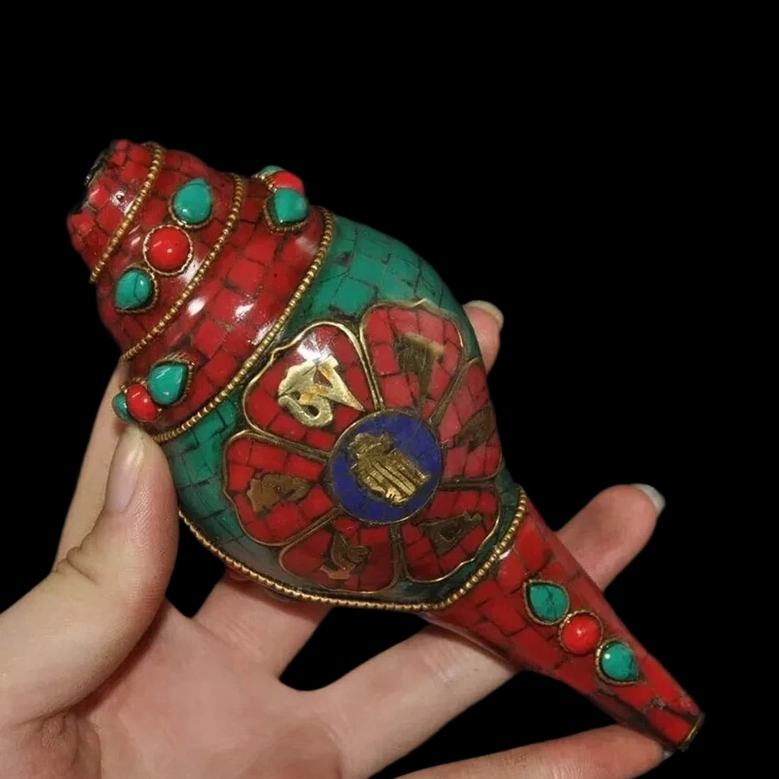 Tibetan Conch Turquoise Filigree Gem Eight Treasures Trumpet Horn Shell: Size: Height: 14 cm - Length: 6 cm - Width: 4 cm. Weight: 0.6 kg. Materials: Conch, turquoise, filigree Condition: Excellent This decorative figure features intricate filigree work adorning the