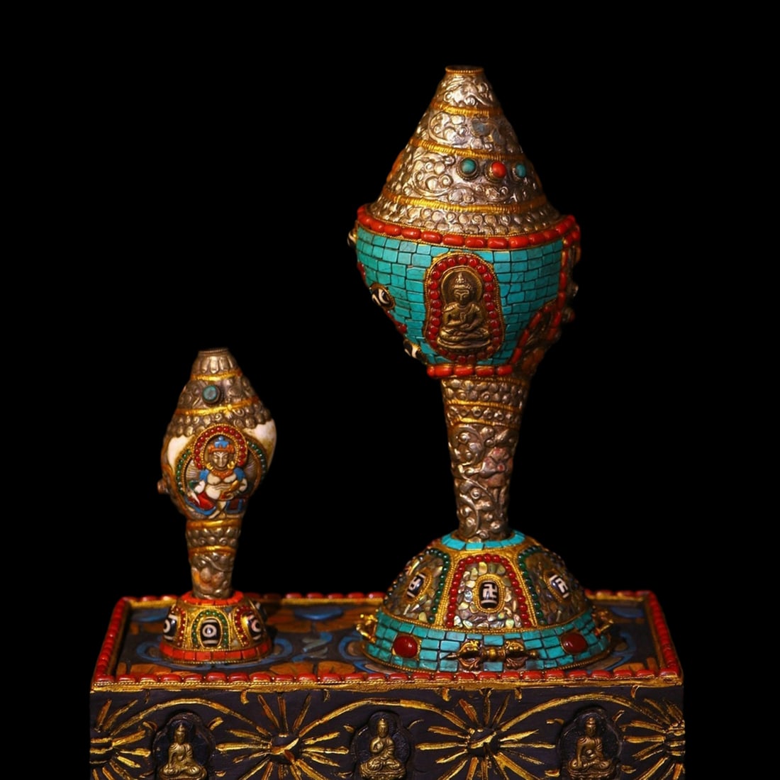 Antique Style Tibet Sky Iron Gold Painting Turquoise Dzi Bead: Size: Height 38 cm - Length 28 cm - Width 28 cm. Weight 4.7 kg. Materials: Sky iron, gold painting, turquoise, Dzi bead, gem Condition: Resembles a retro aesthetic This pair of ritual items features i
