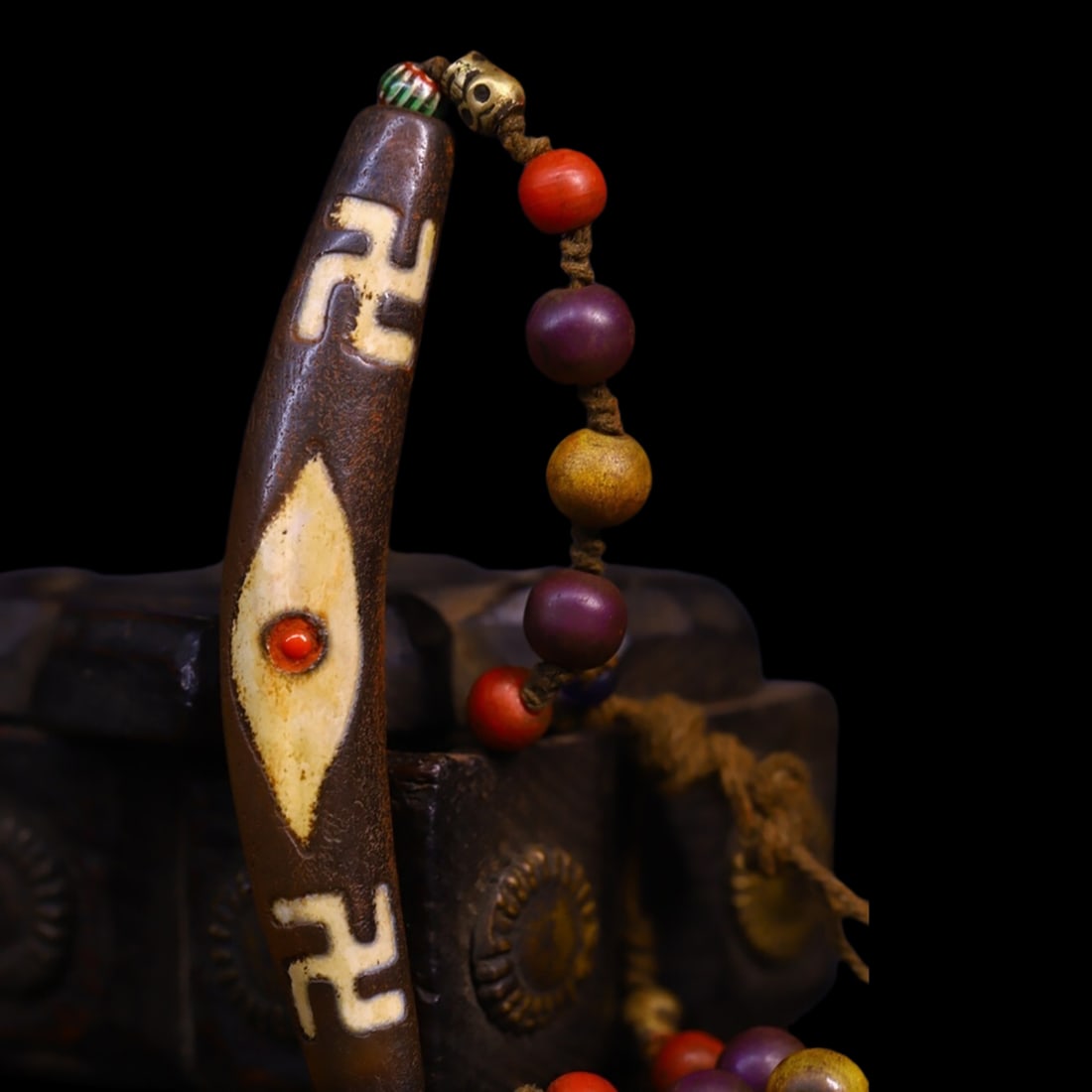 Asian Natural Agate Dzi Bead Tibet Buddhism Wire Inlay Pendant: Size: Height 10 cm - Length 1.6 cm - Width 1 cm. Weight 55 g. Materials: Agate Condition: Excellent This pendant features intricate wire inlay work surrounding a central Dzi bead. The surface of the s