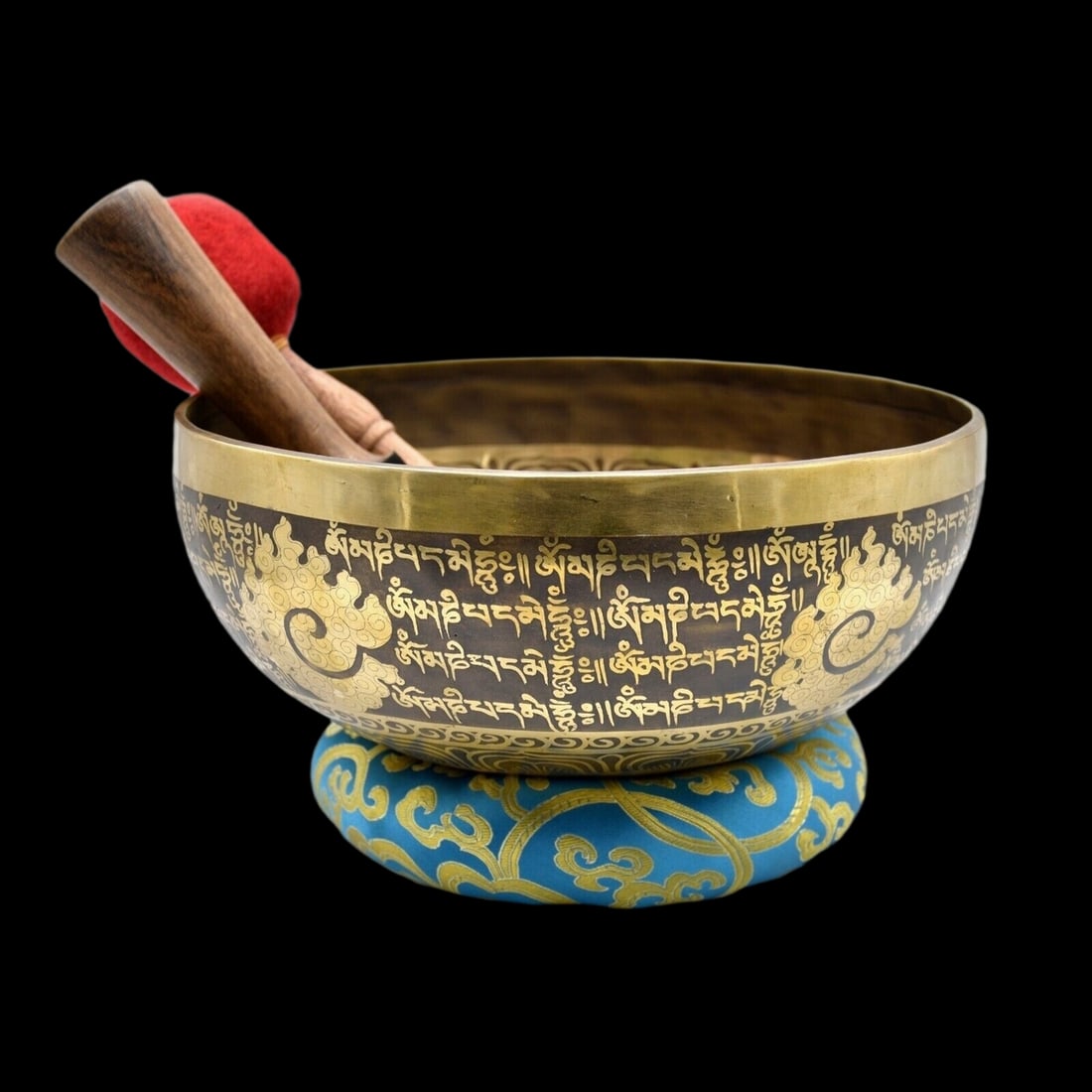 Tibetan Metal Hand Carved Mantra Singing Bowl Meditation Instrument: Size: Diameter 25 cm - Height 13 cm. Weight 2.5 kg. Materials: Gold, silver, copper, iron, tin, lead, zinc Condition: Resembles a retro aesthetic This singing bowl features a surface marked by consist