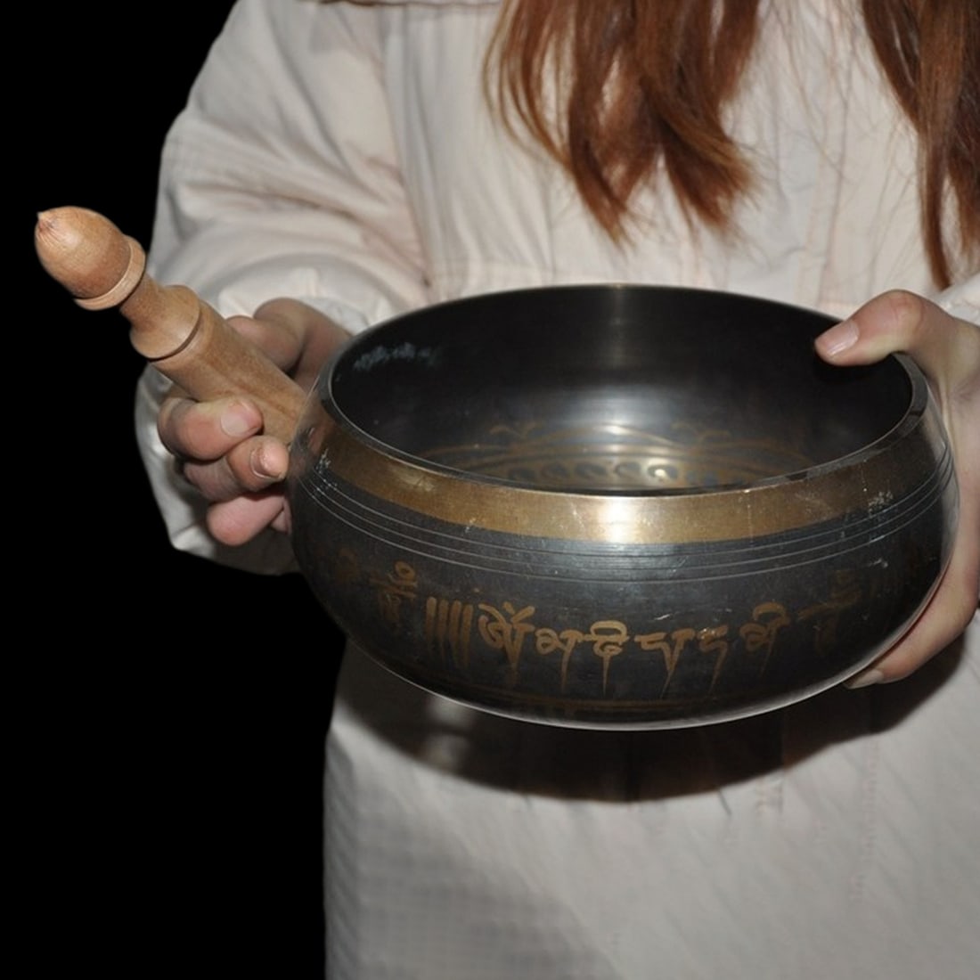 Bronze Sacrifice Feng Shui Buddha Voice Bowl Statue: Size: Height: 9 cm - Length: 18 cm - Width: 18 cm. Weight 1.9 kg. Materials: Bronze Condition: Excellent The bowl features a balanced circular form, characteristic of a traditional sound vessel. Its s