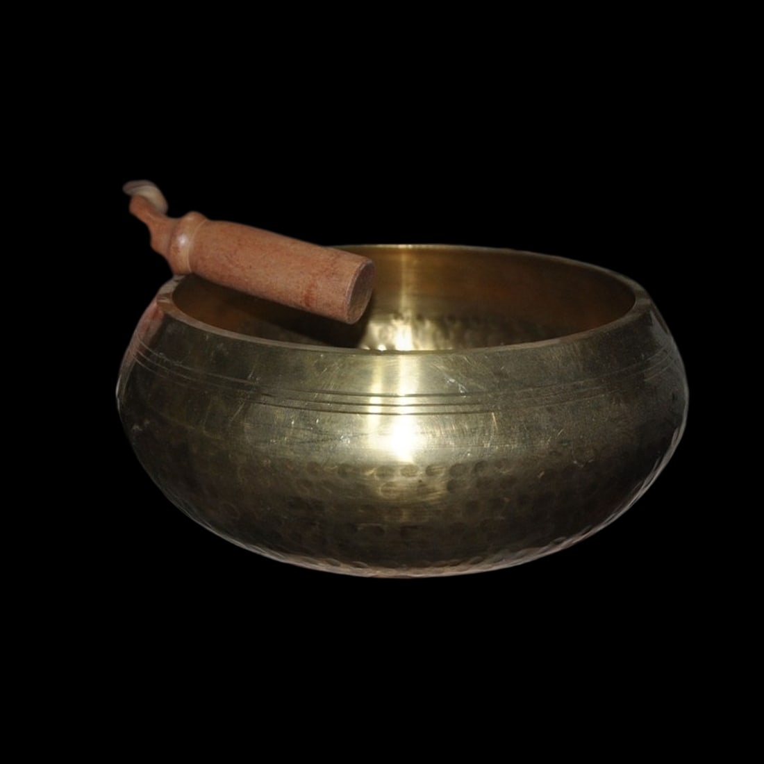 Antique Style Bronze Sacrifice Feng Shui Buddha Voice Bowl: Size: Height 10 cm - Length 18 cm - Width 18 cm. Weight 1.9 kg. Materials: Bronze Condition: Resembles a retro aesthetic This bronze bowl features intricate casting and traditional patterns. The surfa