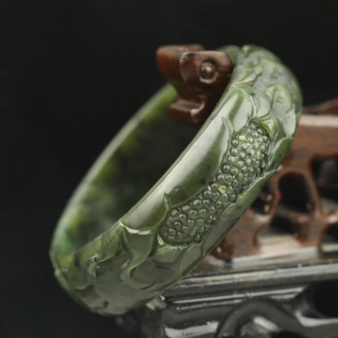 Vintage Hetian Jade Hand Carved Bird Flower Bracelet: Size: Diameter 7.3 cm - Thickness 5.8 cm - Width 1.9 cm. Weight 150 g. Materials: Jade Condition: Excellent This jade piece features a circular form with smooth, polished surfaces. Intricate patterns 