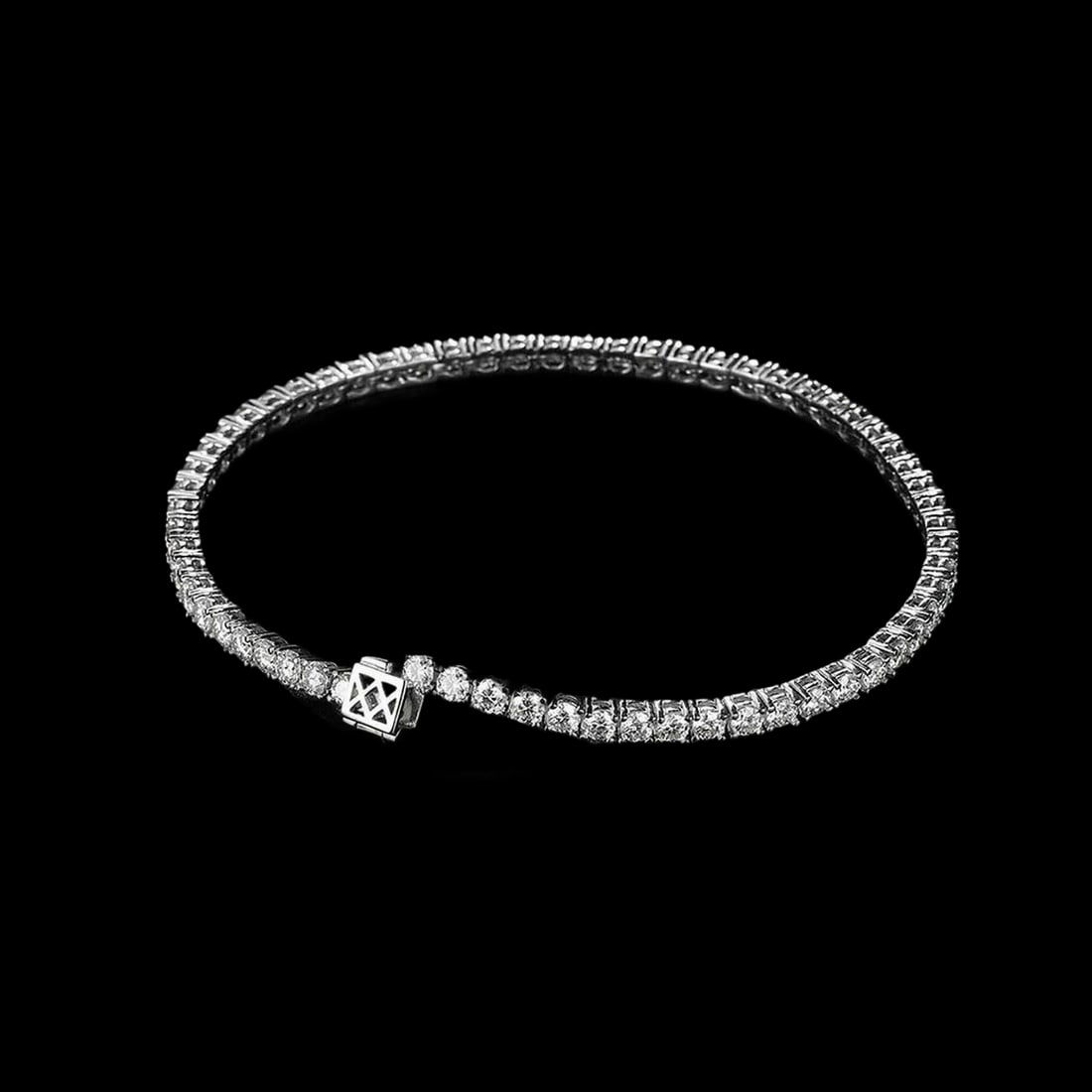 Luxury Silver Jewelry Tennis Mossanite Gems Bangle: Size: Length 21.5 cm - Gems 3 mm. Materials: S925 silver, moissanite. Condition: New. This adjustable tennis bracelet features moissanites set in sterling silver. The moissanites are securely held in 